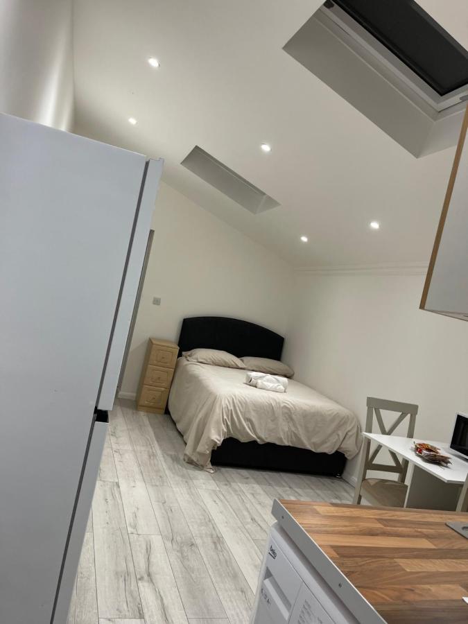 Next To Gatwick * Crawley (West Sussex)