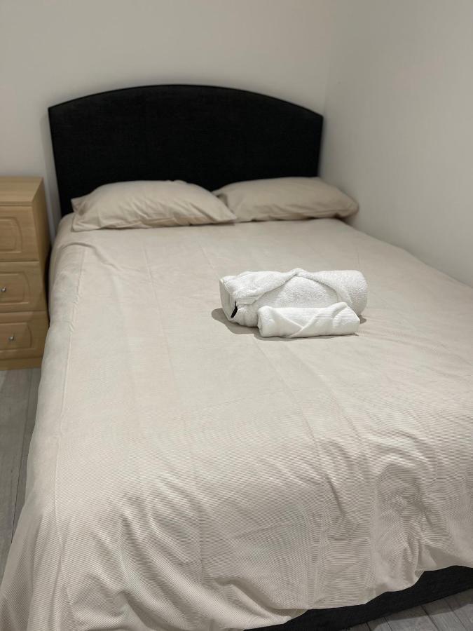 Next To Gatwick * Crawley (West Sussex)