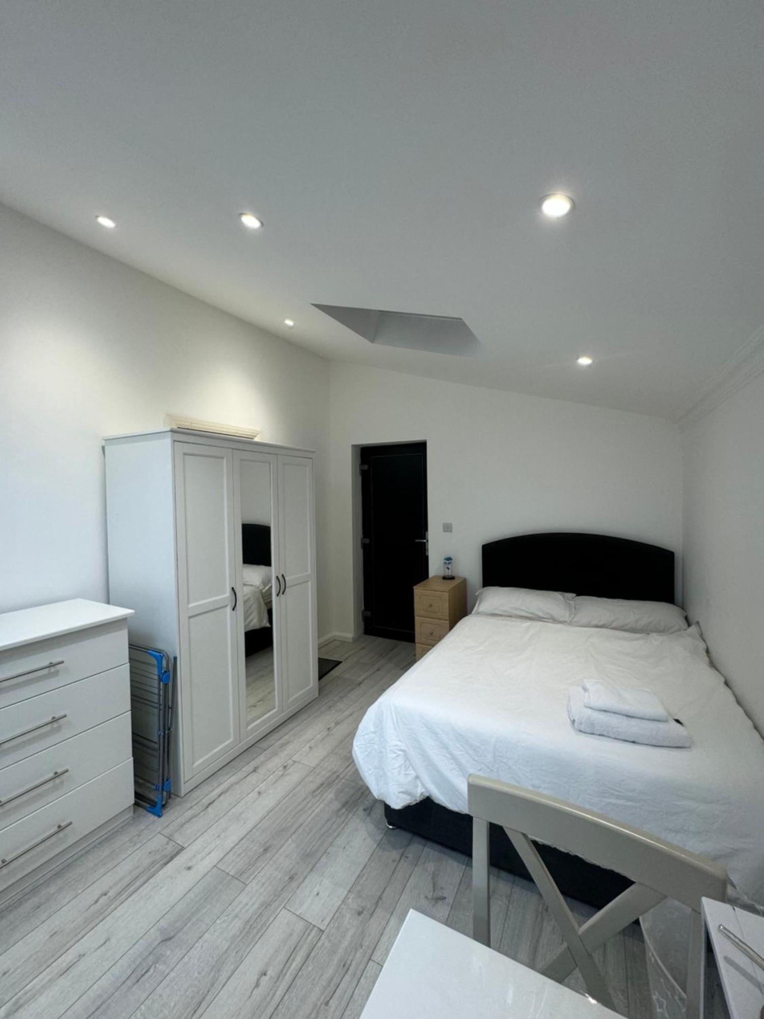 Next To Gatwick Homestay *