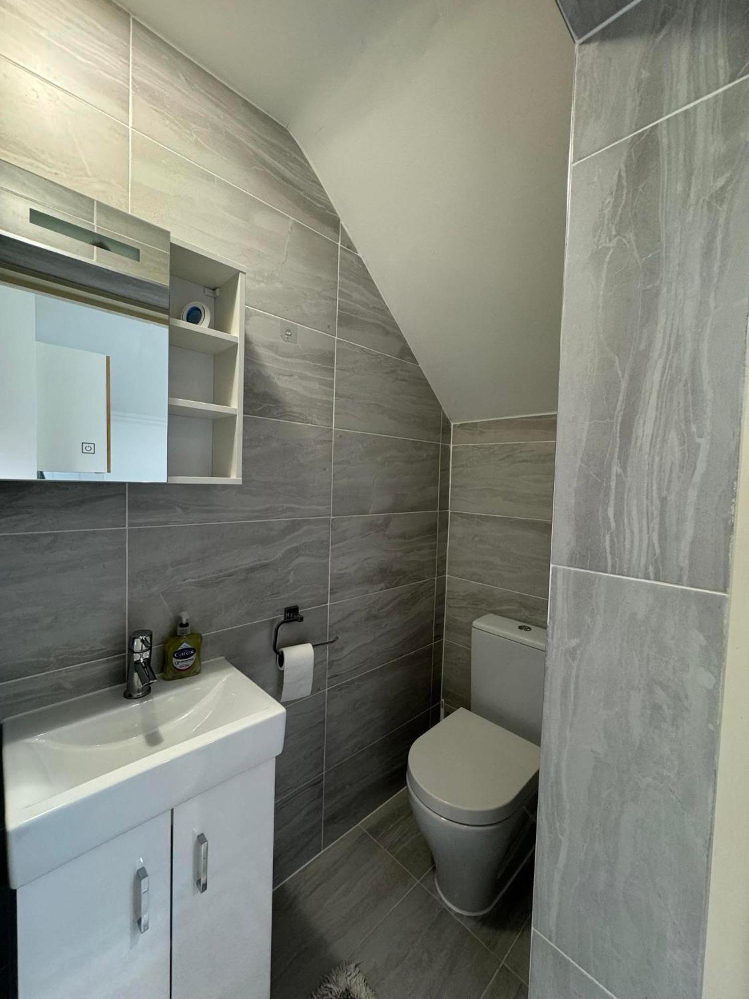 Homestay Next To Gatwick *