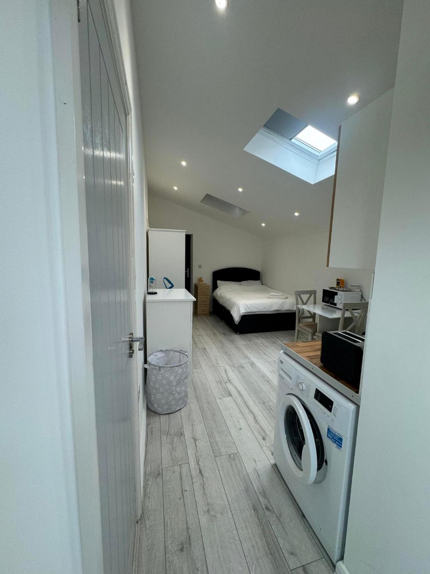 Next To Gatwick * Crawley (West Sussex)