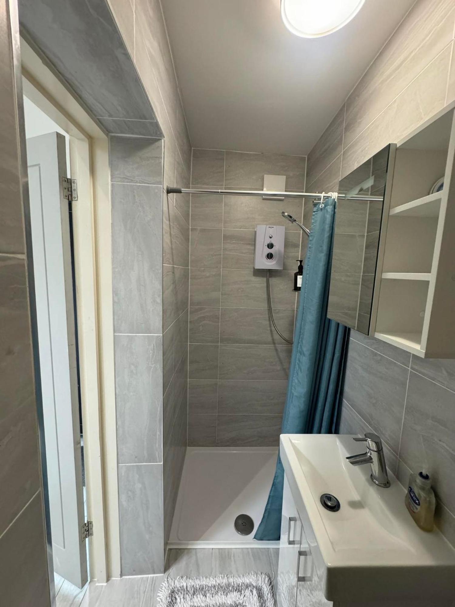 Next To Gatwick Homestay