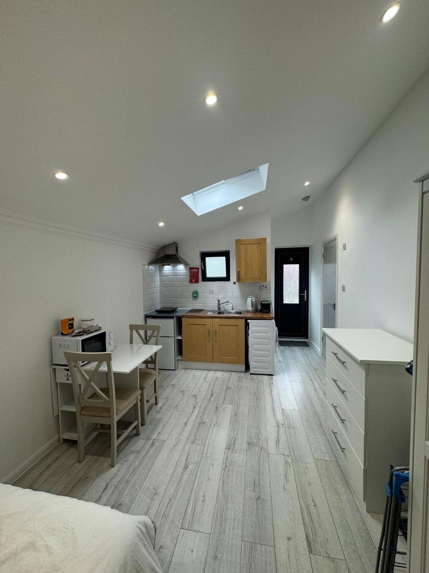 Next To Gatwick Homestay *